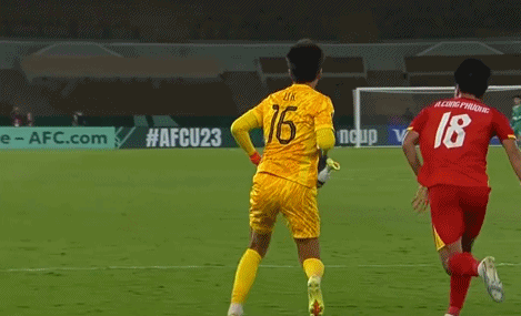 开云官网-真出名了！李昊赛后获越南教练摸头点赞：越南球迷呼吁给他立碑